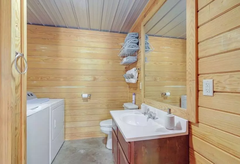 5 Mi To Sardis Lake: Pet Friendly Cabin Rental