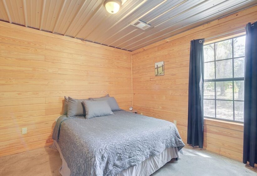 5 Mi To Sardis Lake: Pet Friendly Cabin Rental