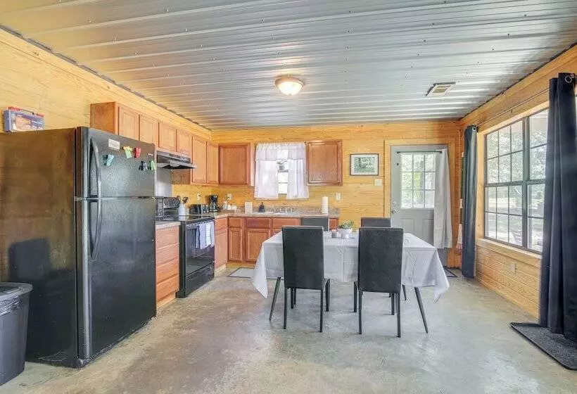 5 Mi To Sardis Lake: Pet Friendly Cabin Rental