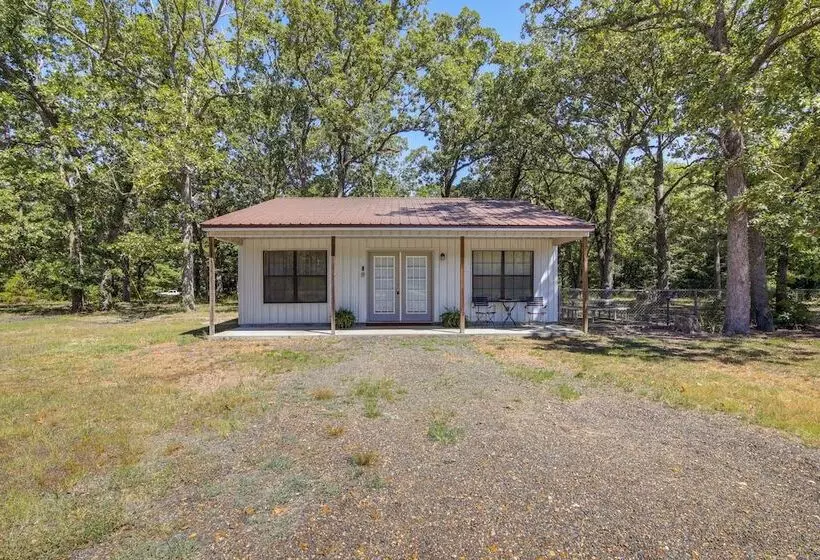 5 Mi To Sardis Lake: Pet Friendly Cabin Rental