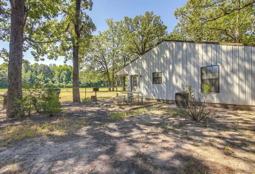 5 Mi To Sardis Lake: Pet Friendly Cabin Rental