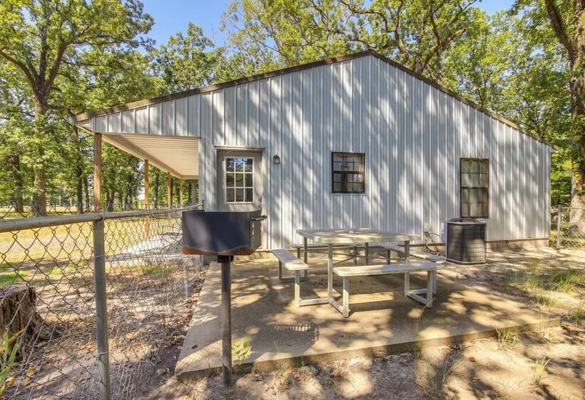 5 Mi To Sardis Lake: Pet Friendly Cabin Rental