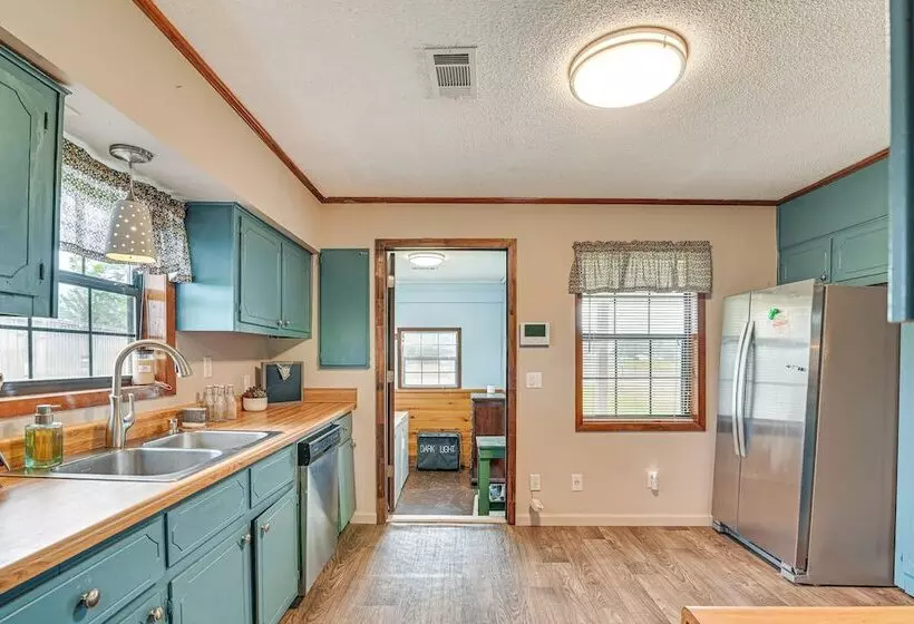Pet Friendly Ecru Home: Patio & Yard, Near Hiking