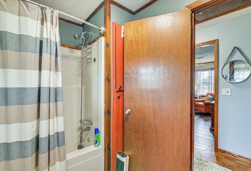 Pet Friendly Ecru Home: Patio & Yard, Near Hiking