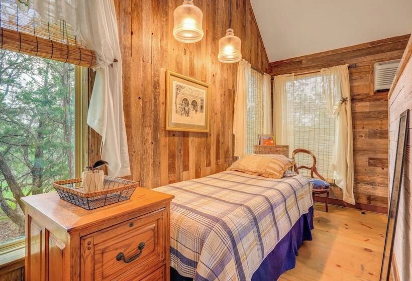 Pet Friendly Wimberley Cabin W/ Fire Pit & Hot Tub