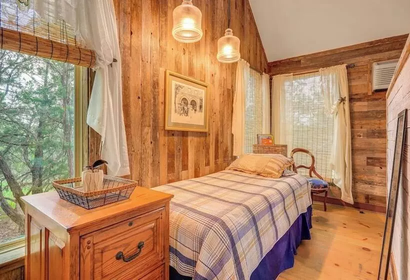 Pet Friendly Wimberley Cabin W/ Fire Pit & Hot Tub