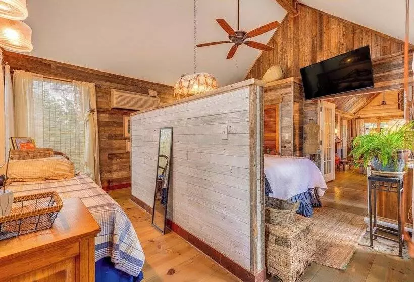 Pet Friendly Wimberley Cabin W/ Fire Pit & Hot Tub