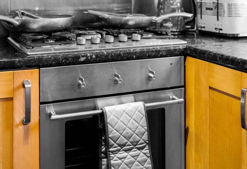 اقامتگاه Stunning 2 Bed House In Birmingham