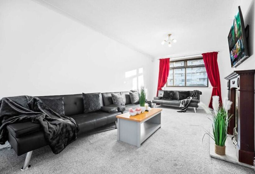 اقامتگاه Stunning 2 Bed House In Birmingham