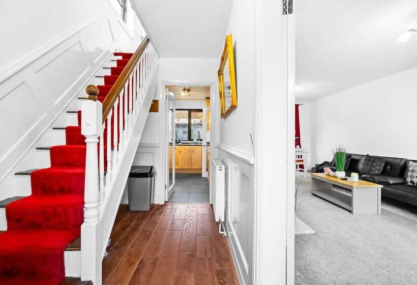 اقامتگاه Stunning 2 Bed House In Birmingham