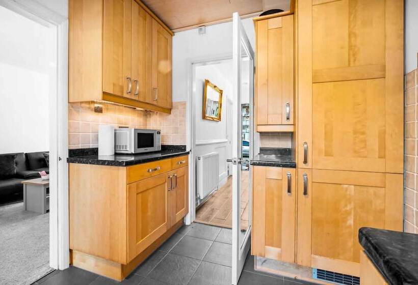 اقامتگاه Stunning 2 Bed House In Birmingham