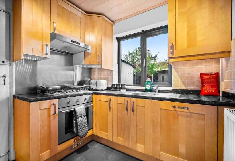 اقامتگاه Stunning 2 Bed House In Birmingham