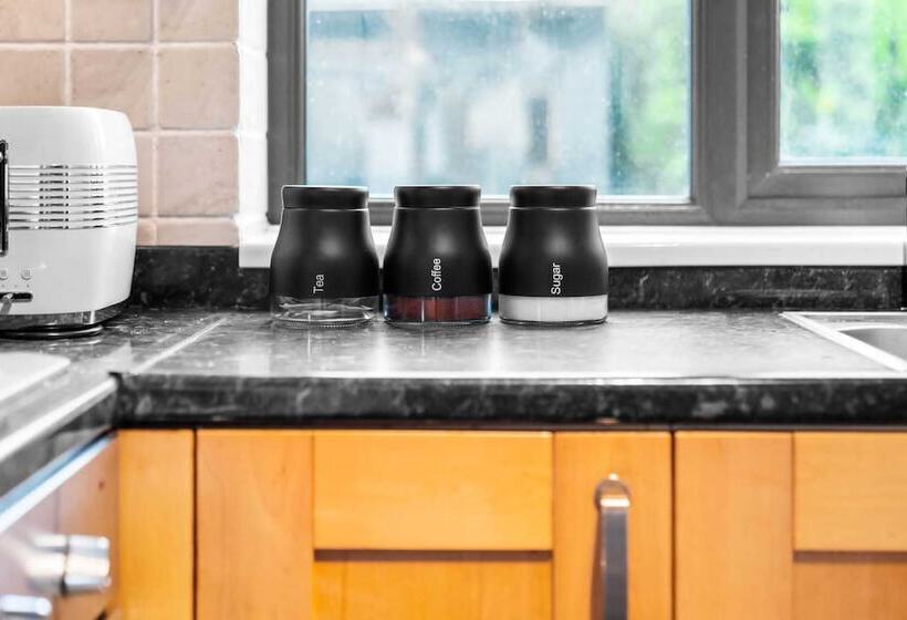 اقامتگاه Stunning 2 Bed House In Birmingham