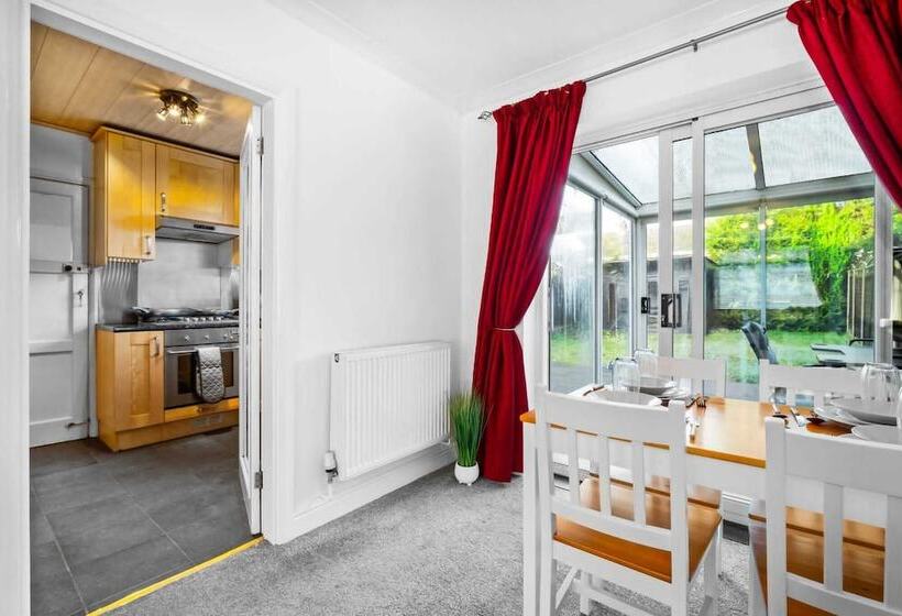 اقامتگاه Stunning 2 Bed House In Birmingham