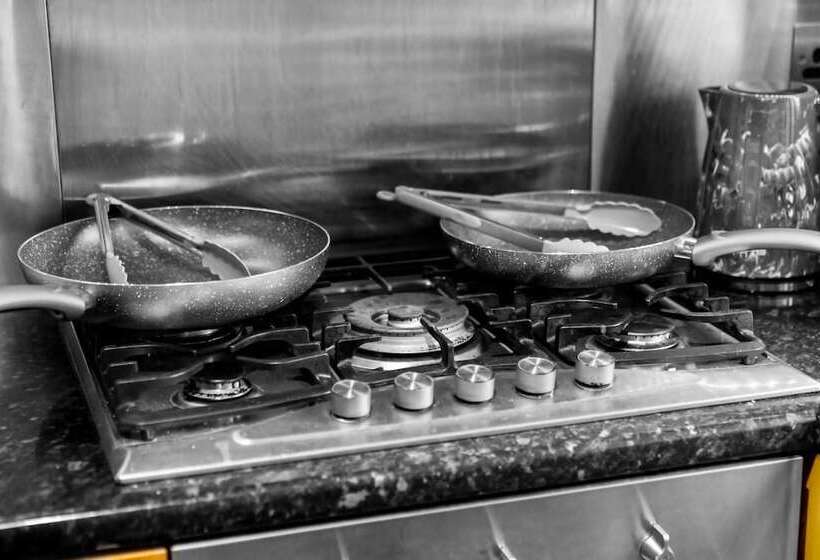 اقامتگاه Stunning 2 Bed House In Birmingham