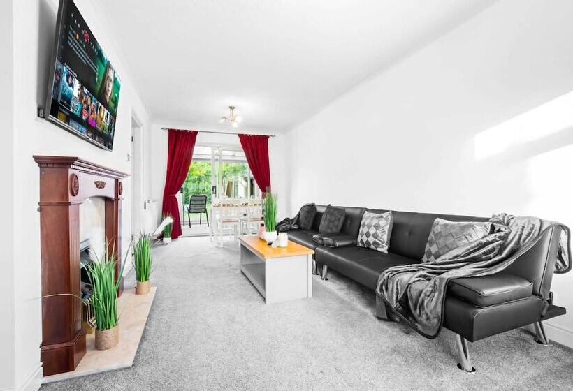 اقامتگاه Stunning 2 Bed House In Birmingham