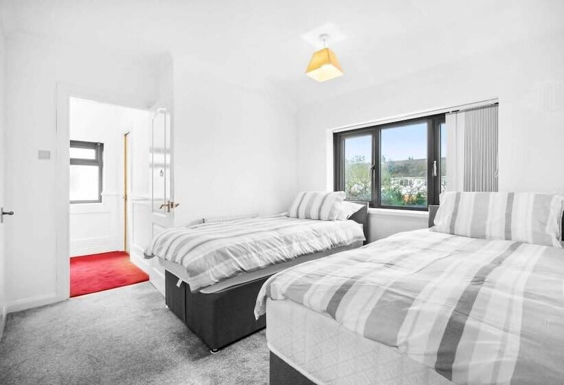 اقامتگاه Stunning 2 Bed House In Birmingham