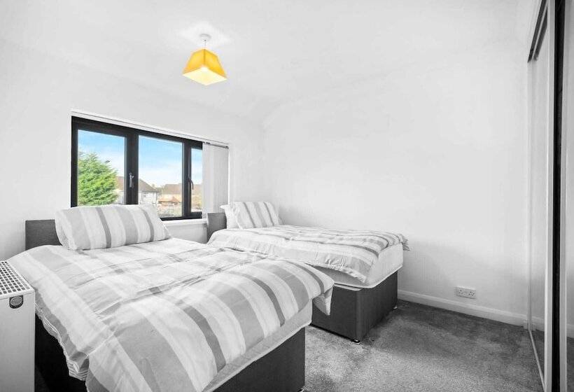 اقامتگاه Stunning 2 Bed House In Birmingham
