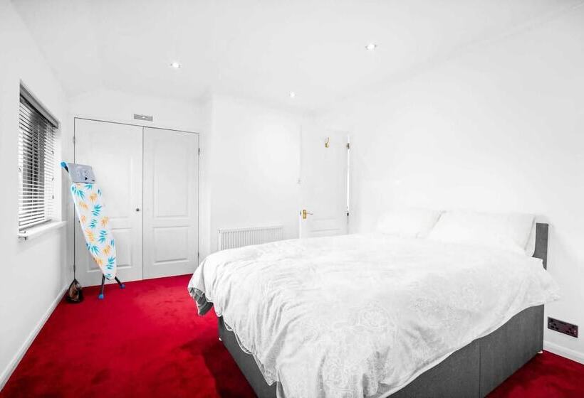 اقامتگاه Stunning 2 Bed House In Birmingham