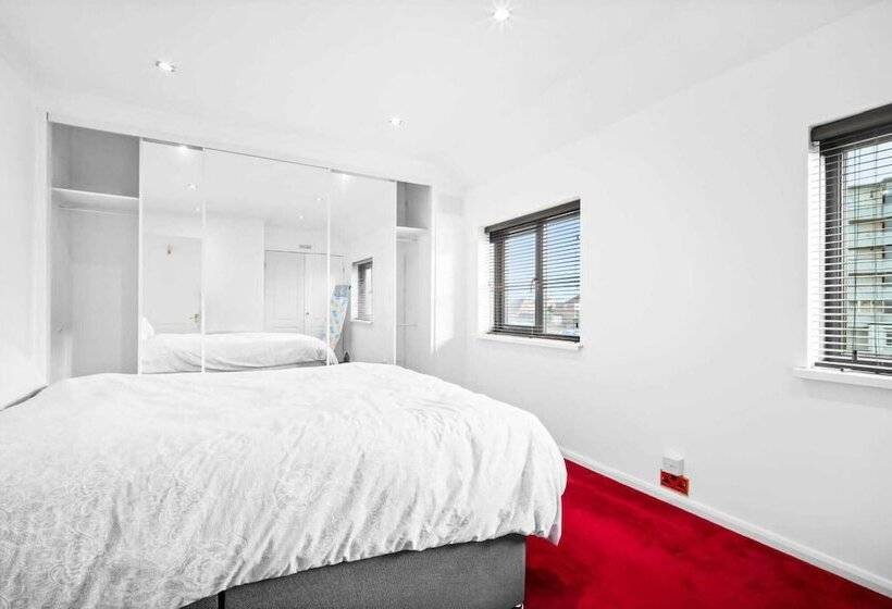 اقامتگاه Stunning 2 Bed House In Birmingham