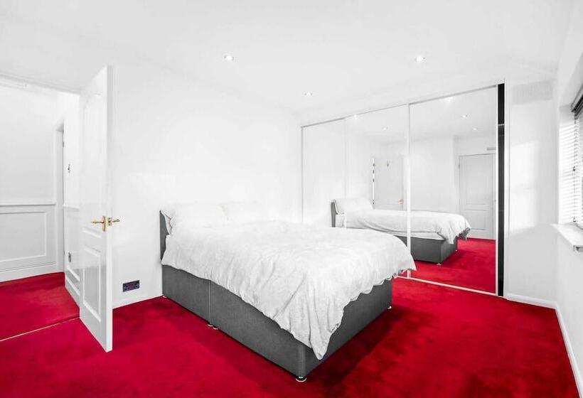 اقامتگاه Stunning 2 Bed House In Birmingham