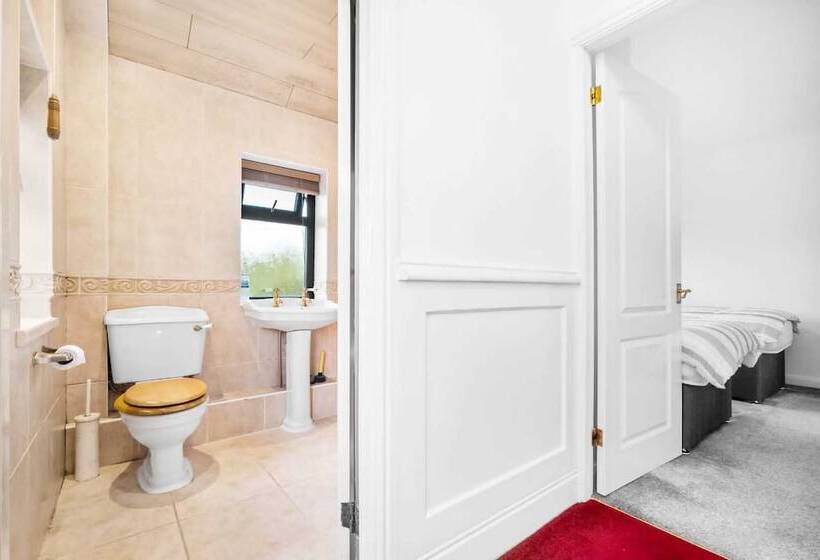 اقامتگاه Stunning 2 Bed House In Birmingham