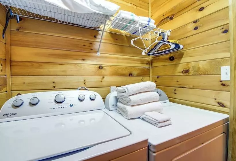 Secluded Cabin W/ Hot Tub   9 Mi To Dollywood!