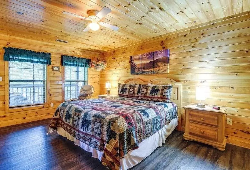 Secluded Cabin W/ Hot Tub   9 Mi To Dollywood!