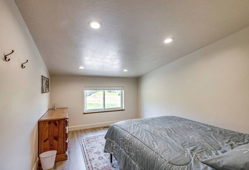 Walk To Natl Forest   Southern Idaho Farmhouse!