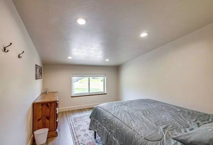 Walk To Natl Forest   Southern Idaho Farmhouse!