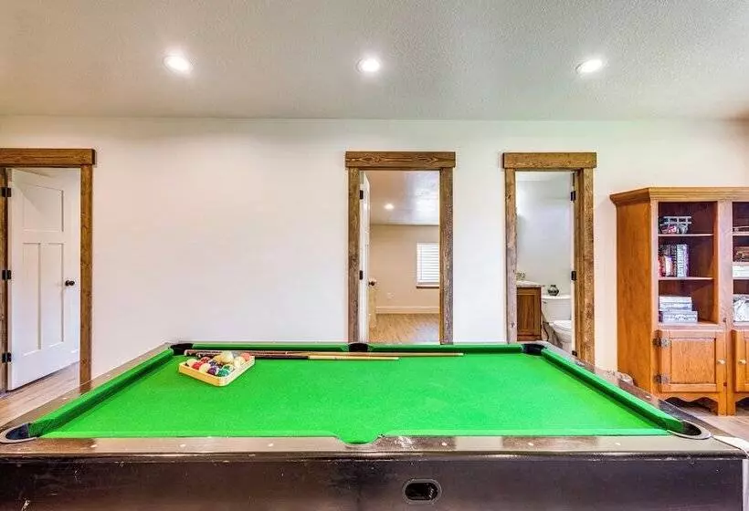 Walk To Natl Forest   Southern Idaho Farmhouse!