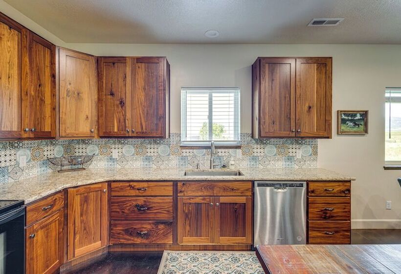 Walk To Natl Forest   Southern Idaho Farmhouse!