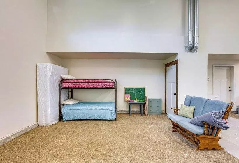 Walk To Natl Forest   Southern Idaho Farmhouse!