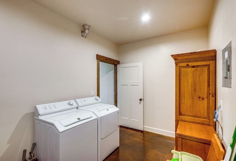 Walk To Natl Forest   Southern Idaho Farmhouse!