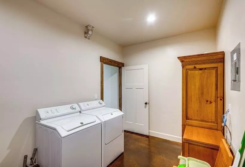 Walk To Natl Forest   Southern Idaho Farmhouse!