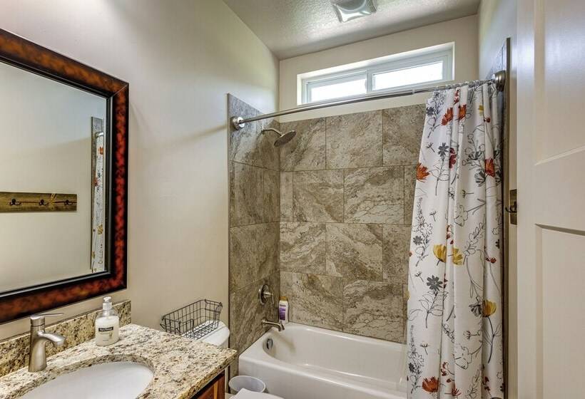 Walk To Natl Forest   Southern Idaho Farmhouse!