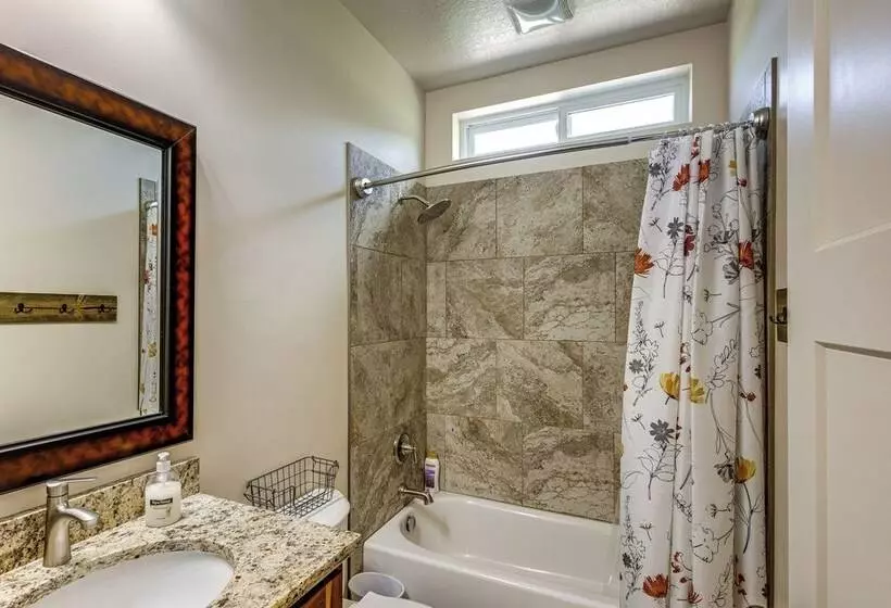 Walk To Natl Forest   Southern Idaho Farmhouse!