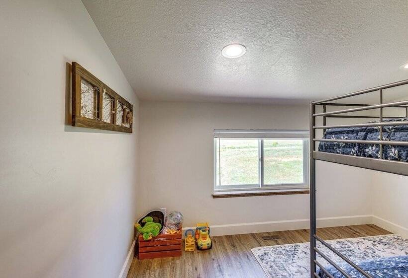 Walk To Natl Forest   Southern Idaho Farmhouse!