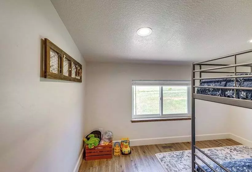 Walk To Natl Forest   Southern Idaho Farmhouse!