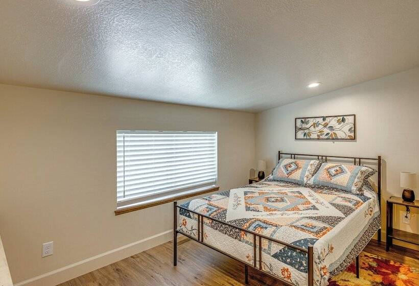 Walk To Natl Forest   Southern Idaho Farmhouse!