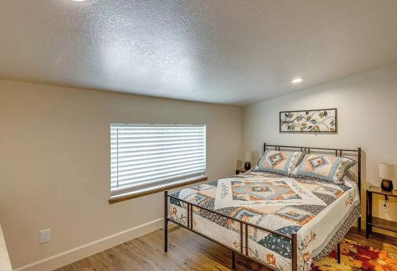 Walk To Natl Forest   Southern Idaho Farmhouse!