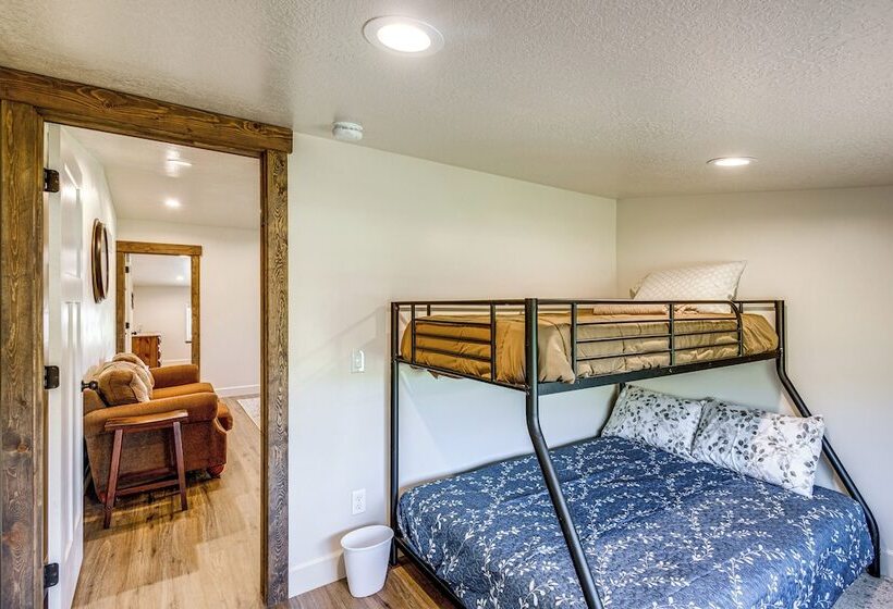 Walk To Natl Forest   Southern Idaho Farmhouse!