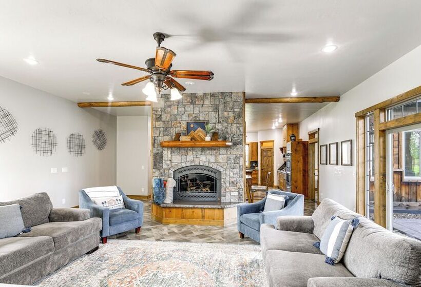 Spacious Afton Home: Patio, Grill & Mountain Views