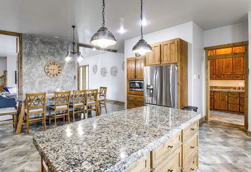 Spacious Afton Home: Patio, Grill & Mountain Views