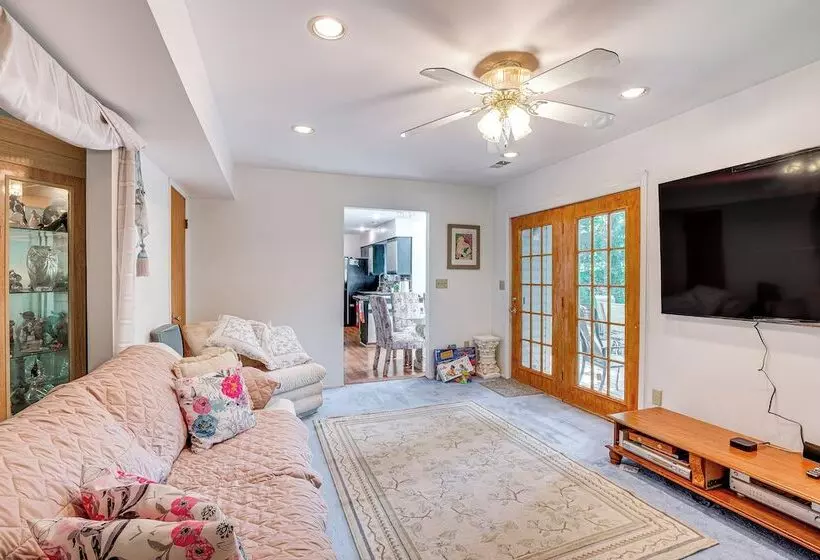 Spacious Old Bridge Home ~ 10 Mi To Jersey Shore!