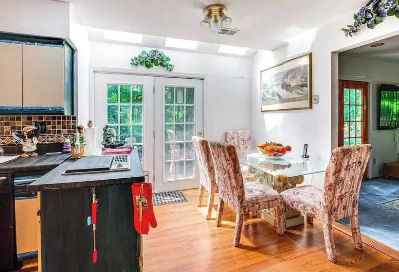 Spacious Old Bridge Home ~ 10 Mi To Jersey Shore!