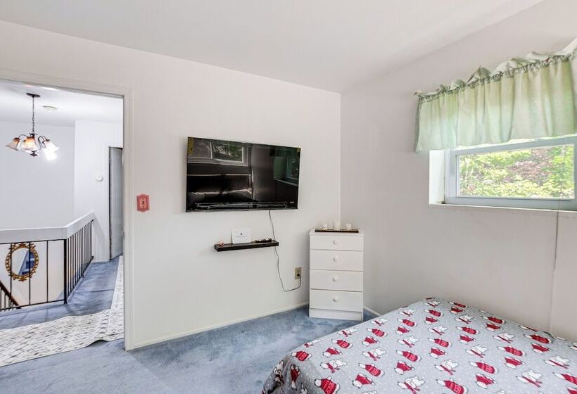 Spacious Old Bridge Home ~ 10 Mi To Jersey Shore!