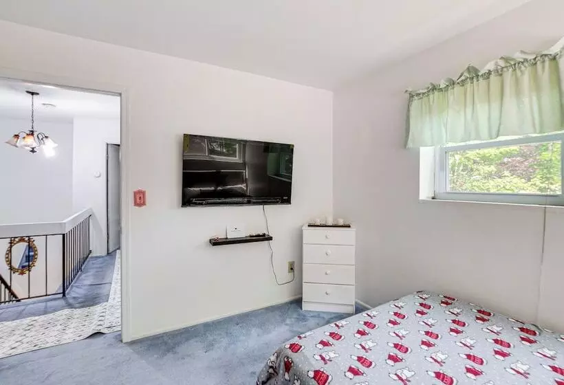 Spacious Old Bridge Home ~ 10 Mi To Jersey Shore!
