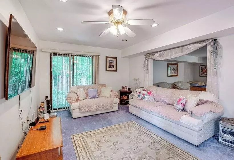 Spacious Old Bridge Home ~ 10 Mi To Jersey Shore!