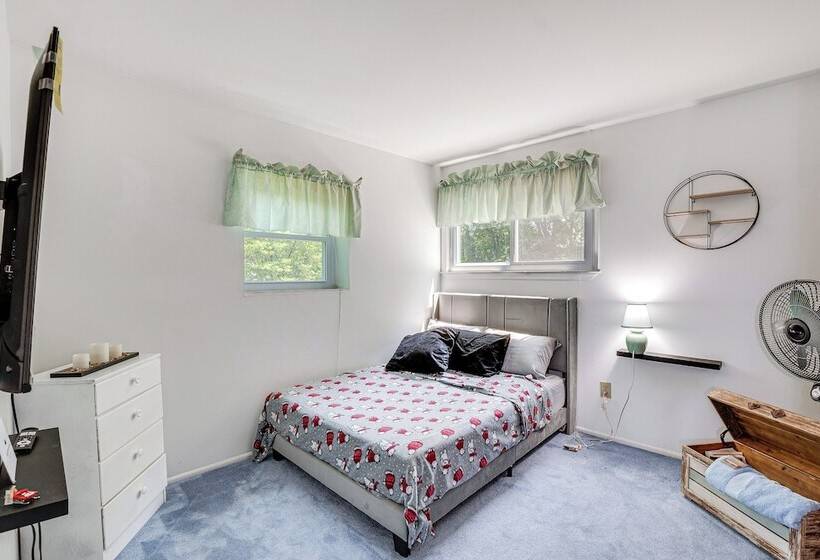 Spacious Old Bridge Home ~ 10 Mi To Jersey Shore!